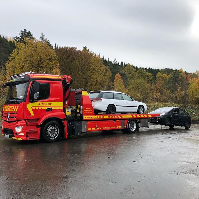 Viking bergningsbil transporterer to biler